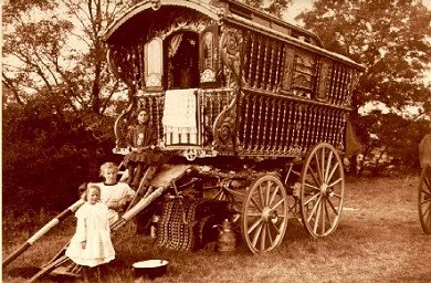 Roma wagon circa 1900. This image is believed to be in the public domain in the US because is prior to 1923